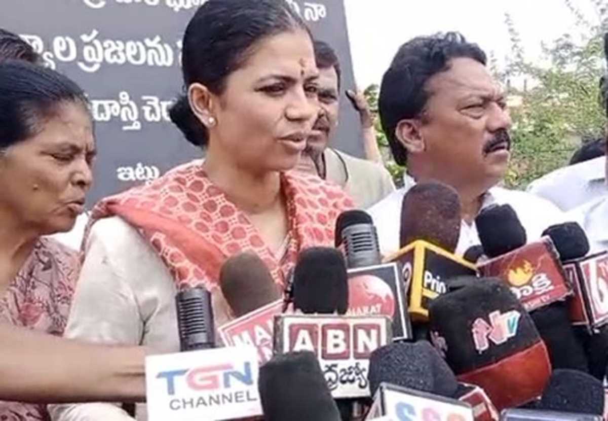 तेलंगाना के विधायक की बेटी ने उन्हें जमीन हड़पने वाला बताया, सरकार को जमीन लौटाई तेलंगाना के विधायक की बेटी ने उन्हें जमीन हड़पने वाला बताया, सरकार को जमीन लौटाई